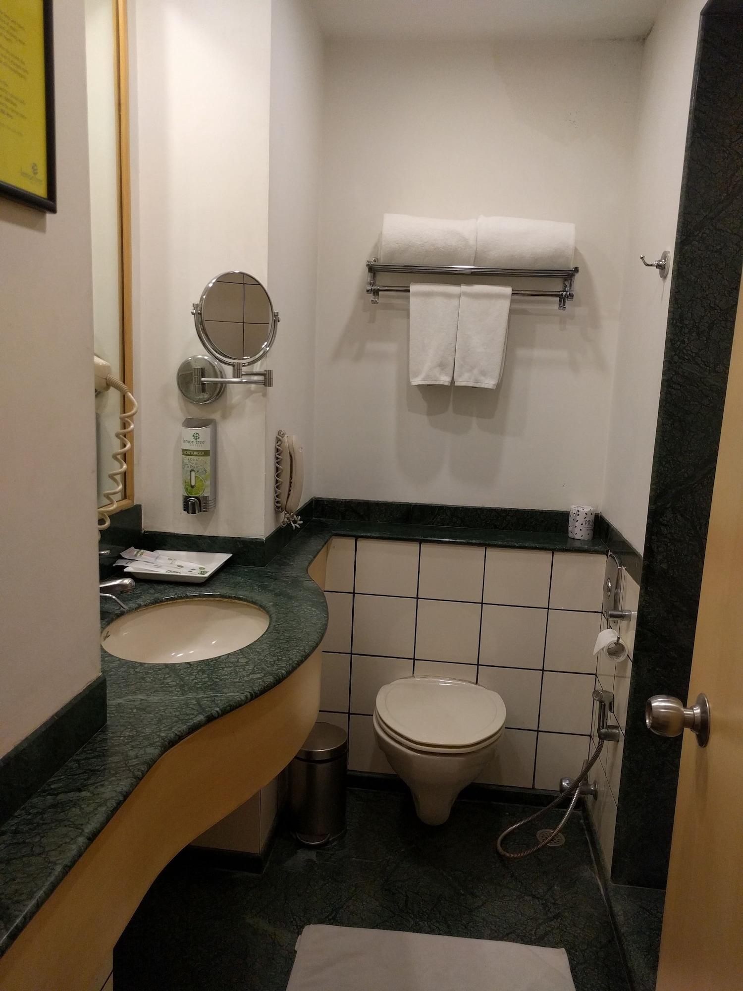 Lemon Tree Hotel, Udyog Vihar, Gurugram Gurgaon Dış mekan fotoğraf