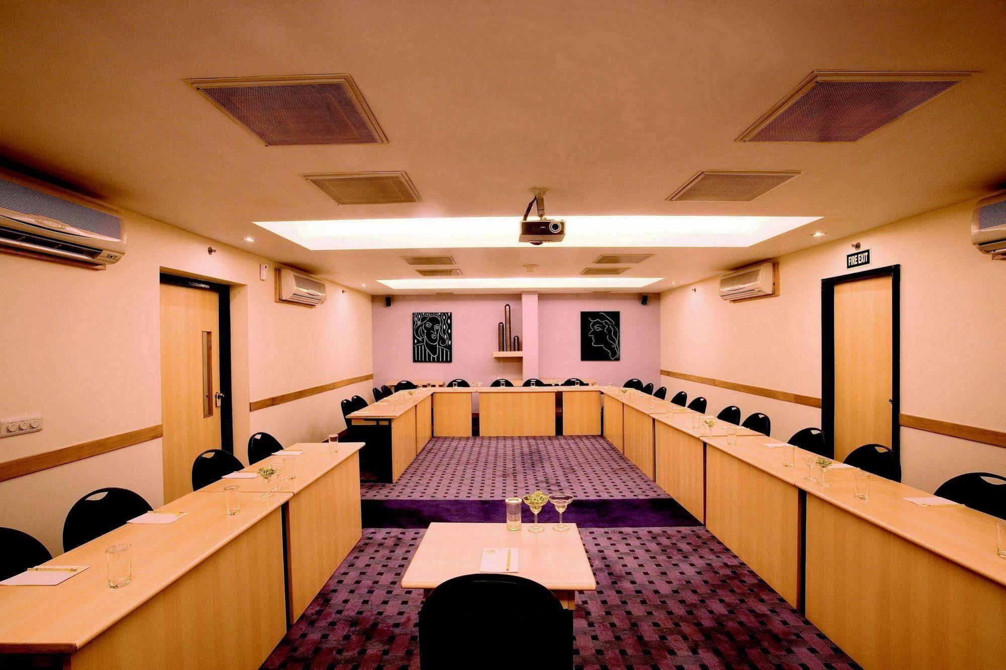 Lemon Tree Hotel, Udyog Vihar, Gurugram Gurgaon Dış mekan fotoğraf